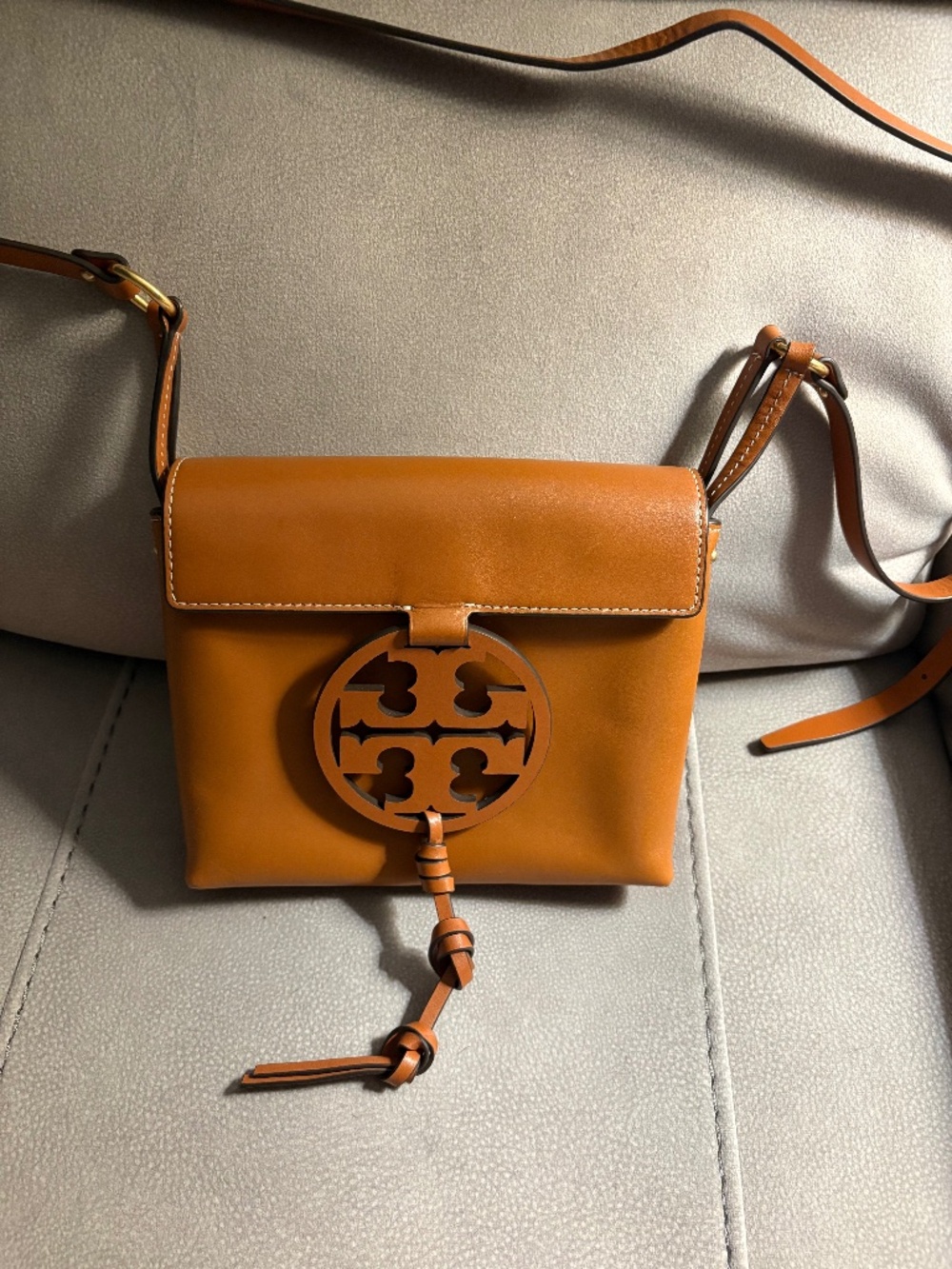 TORY BURCH MILLER BROWN/ CARAMEL LEATHER CROSSBODY WITH SIGNATURE CUTOUT